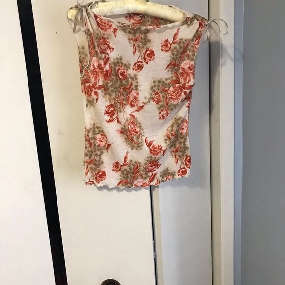 Ladies Floral Top Size Medium. $5.00 AS AN ADD ON - Picture 1 of 2